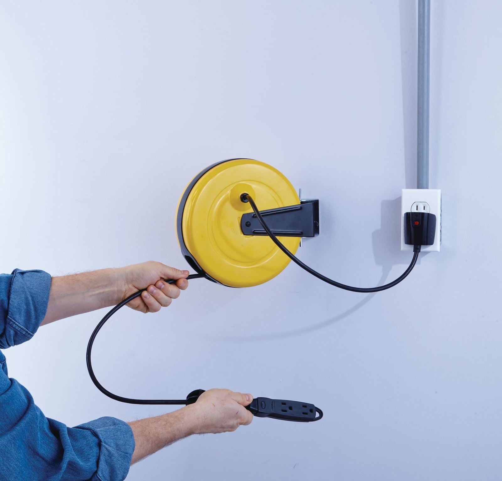30-ft 16/3 Retractactabe Extension Cord Reel with 3 Grounded Outlets E5K0 - product image 3