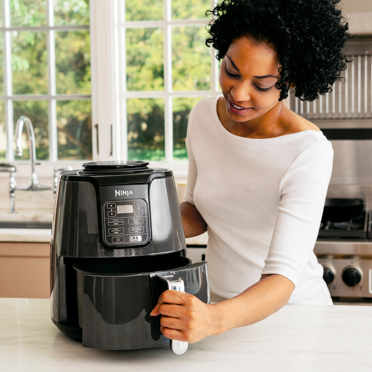 Single Basket Non-Stick Air Fryer, 5 Functions, 4-qt U2D0 - product image 4